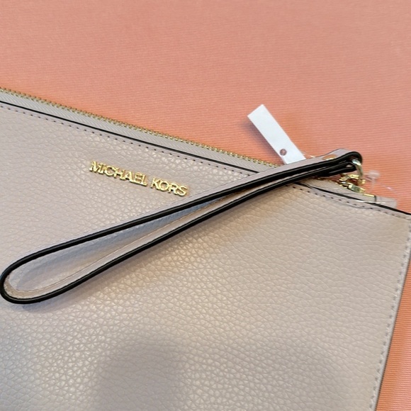 New Michael Kors Bag. Gold Zipper And Logo. Dark Pink. - Picture 3 of 7